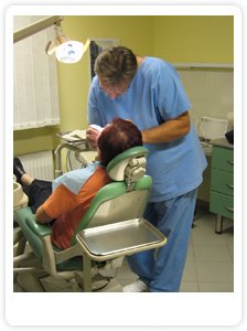 Dr Peresztegi Szabolcs fogorvos munka közben