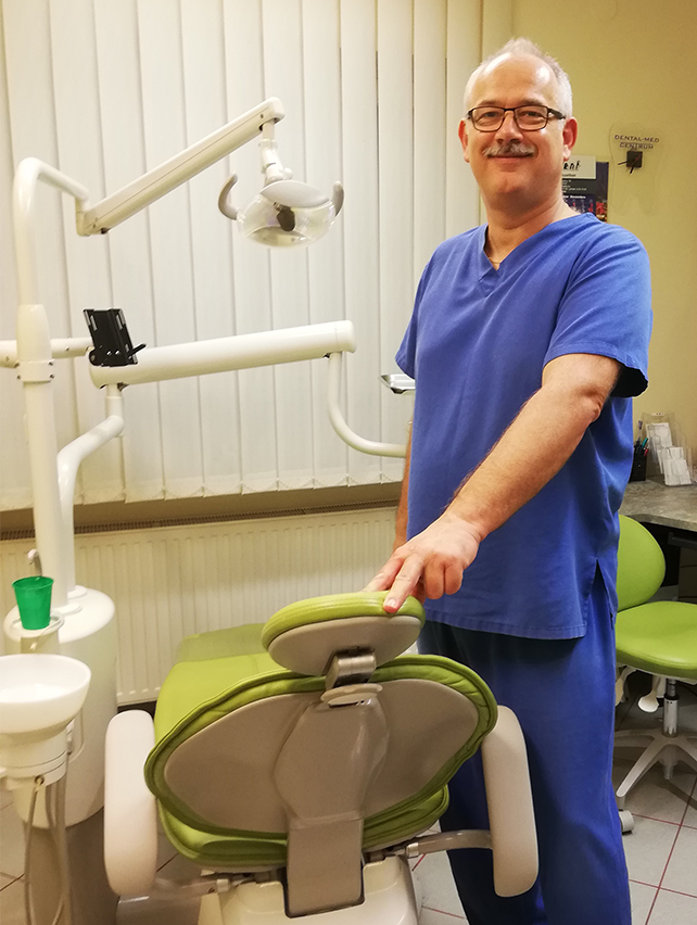 Dr Peresztegi Szabolcs nach dem Zahnarztstuhl